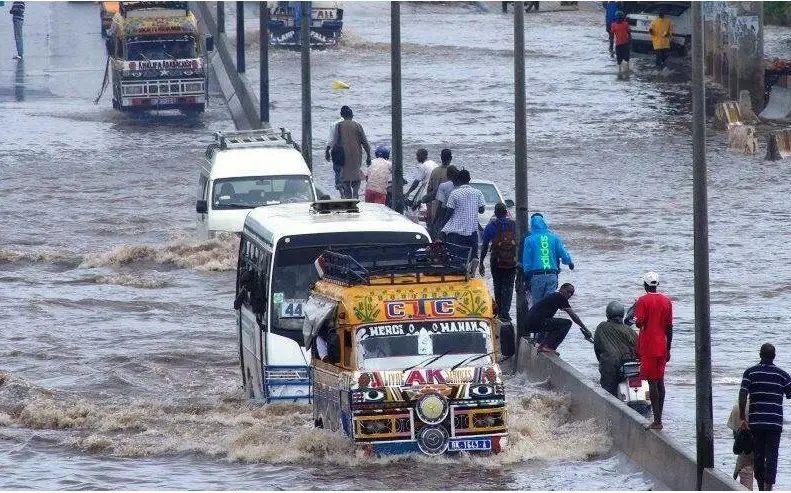 Lire la suite à propos de l’article Images: Une faible pluie à Dakar et le BRT en dandger.