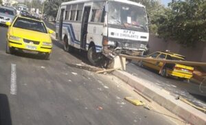 Lire la suite à propos de l’article Course entre deux bus de marque « Tata » au parc Lambaye : deux jeunes à moto tués…