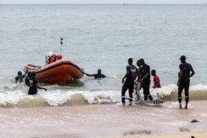 Lire la suite à propos de l’article Naufrage à Mbour : Un policier tombe sur la dépouille de son propre père