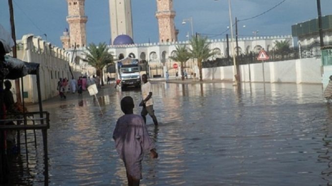 Lire la suite à propos de l’article Fortes pluies à Touba: L’état des lieux aux alentours de la grande mosquée…(Vidéo)