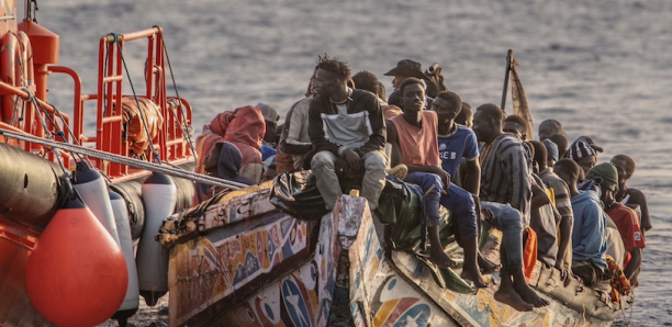 You are currently viewing Hierro: Arrivée d’une pirogue de 136 personnes en provenance du Sénégal dont 40 femmes et beaucoup d’enfants