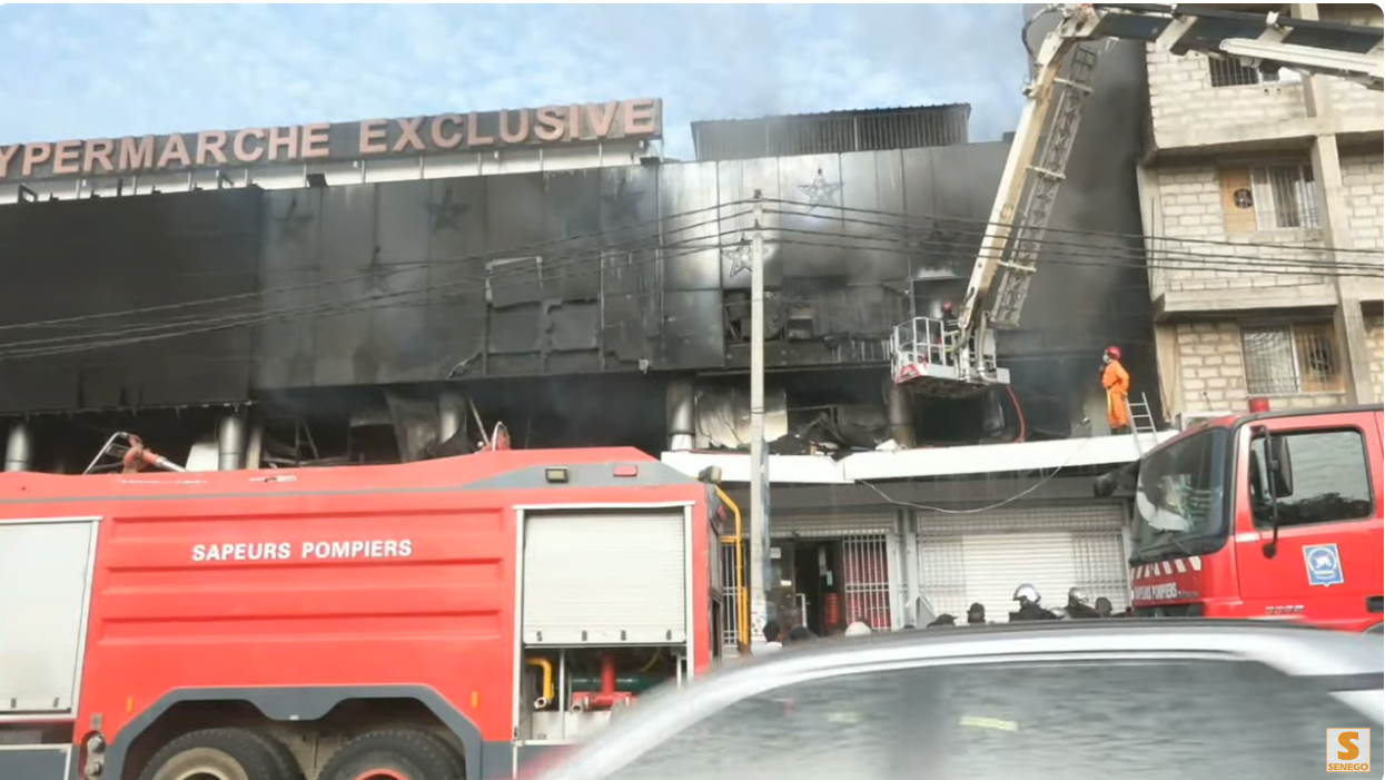 Lire la suite à propos de l’article Direct sur XIBAAR TV : Incendie au supermarché Exclusive de Yoff, dégâts considérables…