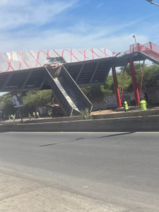 Lire la suite à propos de l’article Yoff Tonghor : La passerelle percutée par un camion, la circulation bloquée sur l’autoroute (Photos)